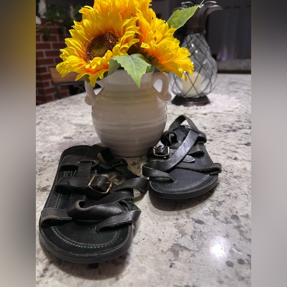 KALLI BRAND GORGEOUS LIKE NEW LEATHER SANDALS